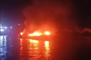 大火吞噬渔船。