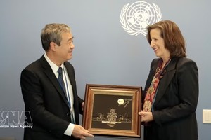 党中央委员、中央宣教部副部长吴东海向联合国负责全球传播事务副秘书长梅丽莎·弗莱明赠送纪念品。