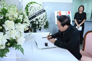 黎进珠副总理在日本原首相福田康夫吊唁簿上签字。