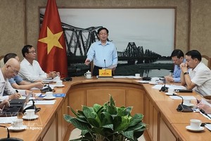 政府副总理胡国勇在农林水产品生产、消费及进出口形势会议上发表讲话。