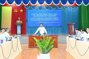 胡志明市人委会主席阮文得主持会议。图：越勇