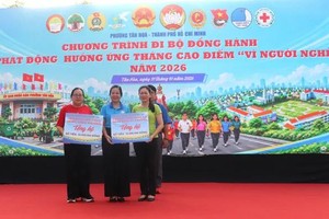 新和坊越南祖国阵线委员会主席陈红云接受各机关、单位和个人向“为穷人”基金的捐款。