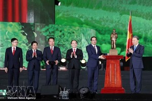 党中央总书记、国家主席苏林向太原省党部、政府和人民赠送胡志明主席雕像。