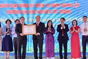 Thủ tướng Nguyễn Xuân Phúc vui mừng vì sự phát triển của Trường ĐH Nguyễn Tất Thành  ​