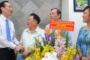 Lãnh đạo TPHCM thăm và chúc mừng nhà giáo lão thành