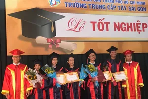 Gần 600 “cụ” sinh viên nhận bằng tốt nghiệp trung cấp