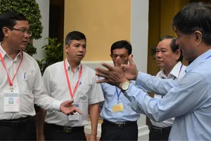 Đoàn kiểm tra trao đổi với Ban chấm thi cụm thi TPHCM 