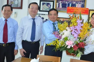 Lãnh đạo TPHCM thăm các nhà giáo tiêu biểu