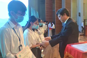 Trao 1,8 tỷ đồng học bổng cho học sinh sinh viên có hoàn cảnh khó khăn