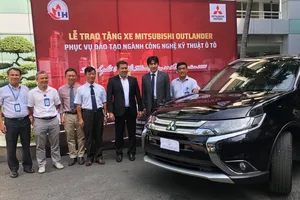 Tặng xe ô tô mới phục vụ đào tạo cho sinh viên  