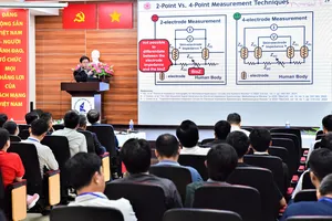 GS Yongfu Li (ĐH Giao thông Thượng Hải - Trung Quốc) trình bày tham luận tại hội nghị. Ảnh: THANH HÙNG