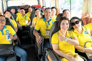 Cán bộ, giảng viên Trường ĐH Tài chính Marketing TPHCM lên đường làm nhiệm vụ sáng ngày 24-6. Ảnh: THANH HÙNG