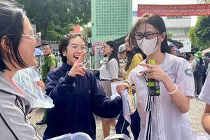 Thí sinh vui mừng đã hoàn thành kỳ thi. Ảnh: HOÀNG HÙNG