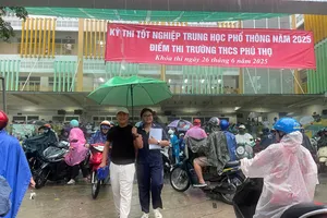 Thí sinh kết thúc môn thi Toán chiều 26-6: Ảnh: HOÀNG HÙNG