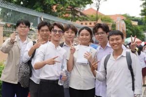 Thí sinh thi tại điểm thi THPT Chuyên Lê Hồng Phong (TPHCM) tự tin kết thúc các môn thi tự chọn. Ảnh: HOÀNG HÙNG