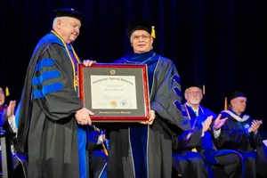 Bác sĩ - Cựu chiến binh Nguyễn Xuân Lam nhận danh hiệu Giáo sư danh dự của Trường Đại học Quốc tế Hoa Kỳ