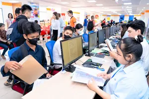 Thí sinh làm thủ tục nhập học tại Trường ĐH Công nghệ TPHCM 