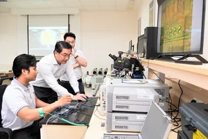 Sinh viên, giảng viên Trường ĐH Bách khoa (ĐHQG TPHCM) trong giờ học thực hành tại phòng thí nghiệm Vi mạch và Hệ thống cao tần