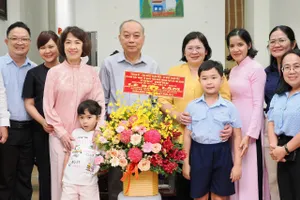 Đồng chí Văn Thị Bạch Tuyết, Phó Bí thư Thành ủy đến thăm, chúc mừng gia đình NGƯT, PGS-TS Lê Bảo Lâm. Ảnh: HOÀNG HÙNG