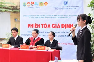 Hình - Sinh viên Trường Đại học Luật TPHCM trong một phiên tòa giả định 