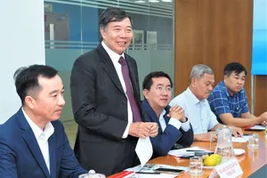 PGS-TS Nguyễn Kim Hồng (đứng) làm hiệu trưởng Trường ĐH Nguyễn Tất Thành