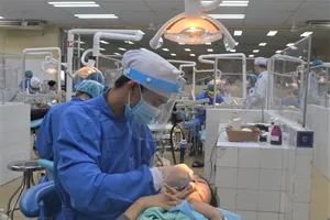 Sinh viên ngành Răng hàm mặt Trường ĐH Y dược TPHCM trong giờ học thực hành - Ảnh: THANH HÙNG