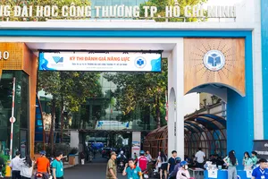 Lực lượng bảo vệ, thanh niên tình nguyện điều tiết giao thông trước điểm thi Trường ĐH Công thương TPHCM - THANH HÙNG