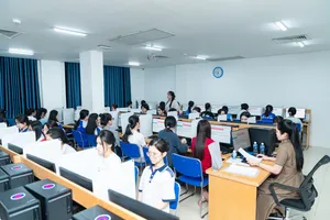 Thí sinh tham gia kỳ thi đánh giá năng lực chuyên biệt do Trường ĐH Sư phạm TPHCM tổ chức - Ảnh: THANH HÙNG 