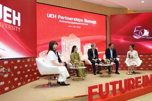 Khách mời tham gia trao đổi góp ý cho chương trình hợp tác mới của ĐH Kinh tế TPHCM