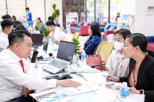 Cán bộ tuyển sinh hướng dẫn phụ huynh, thí sinh nộp hồ sơ sơ tuyển bằng điểm học bạ THPT vào Trường ĐH Kinh tế Tài chính TPHCM