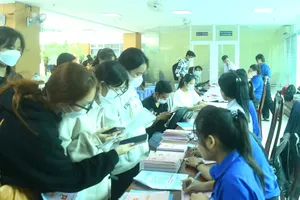 Sinh viên đăng ký hoạt động đoàn hội tại Phòng Công tác sinh viên Trường ĐH Nông lâm TPHCM