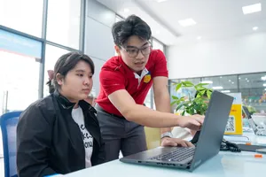 Cán bộ tuyển sinh Trường ĐH Công nghệ TPHCM hướng dẫn thí sinh thực hiện đăng ký xét tuyển sáng ngày 2-7