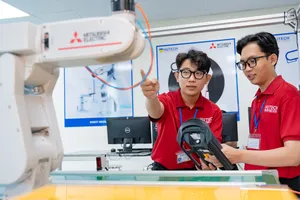 Sinh viên ngành Tự động hóa Trường ĐH Công nghệ TPHCM trong giờ học thực hành (ẢNH: THANH HÙNG)