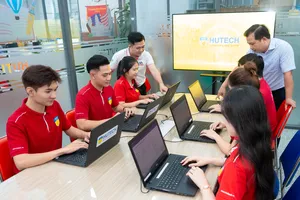 Cán bộ kỹ thuật Trường ĐH Công nghệ TPHCM thực hiện kiểm tra dữ liệu và chạy lọc ảo, xét tuyển sáng ngày 4-8 