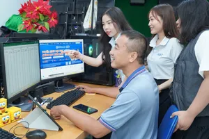 Cán bộ kỹ thuật Trường ĐH Công thương TPHCM kiểm tra dữ liệu sau kết quả lọc ảo, xét tuyển toàn quốc lần thứ 5 