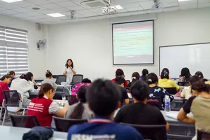 Sinh viên Trường ĐH Khoa học Xã hội và Nhân văn (ĐHQG TPHCM) trong giờ học lý thuyết