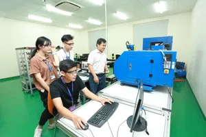 Sinh viên ngành Kỹ thuật hệ thống công nghiệp Trường ĐH Quốc tế (ĐHQG TPHCM) trong giờ học thực hành - Ảnh: THANH HÙNG
