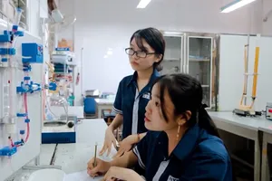 Sinh viên Trường ĐH Sư phạm TPHCM trong giờ học thực hành