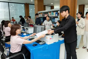Thí sinh làm thủ tục nhập học tại Trường ĐH Công thương TPHCM trong ngày 12-8 