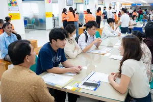 Cán bộ tuyển sinh Trường ĐH Công nghệ TPHCM tư vấn, hướng dẫn thí sinh tìm hiểu thông tin xét tuyển bổ sung của trường