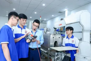 Sinh viên Khoa Cơ khí chế tạo máy Trường Đại học Công nghệ Kỹ thuật TPHCM thực hành cùng giảng viên tại phòng thí nghiệm (DÙNG ẢNH NÀY)