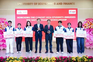 Nhà trường trao học bổng 100% học phí cho các thủ khoa trúng tuyển năm 2026