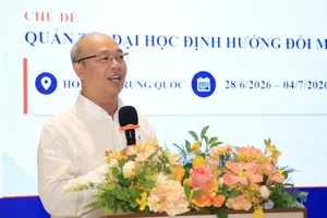 Đại diện đoàn công tác tại Hồ Nam (Trung Quốc) trình bày những bài học kinh nghiệm và khả năng vận dụng cho ĐHQG TPHCM.