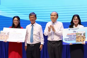 Trường ĐH Sài Gòn trao 5,5 tỷ đồng học bổng cho tân sinh viên