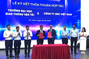 Trường ĐH Giao thông Vận tải ký kết hợp tác với Công ty GBC Việt Nam tại diễn đàn - Ảnh: THANH HÙNG