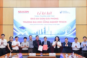 Lãnh đạo Báo SGGP và Trường ĐH Công nghiệp TPHCM ký kết thỏa thuận hợp tác toàn diện giữa hai đơn vị - Ảnh: HOÀNG TRIỀU