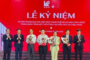 Nhà trường tổ chức tri ân các cá nhân cống hiến cho hành trình 50 năm phát triển của nhà trường - Ảnh: THANH HÙNG
