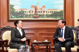 Đồng chí Phan Văn Mãi tiếp bà Phimpha Keomixay, Tổng lãnh sự Lào tại TPHCM. Ảnh: VIỆT DŨNG