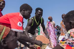 Người dân Nam Sudan nhận thực phẩm cứu trợ từ OHCA. Ảnh: OHCA