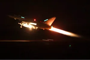 Máy bay quân sự Mỹ xuất kích tấn công các vị trí của Houthi. Ảnh: CENTCOM